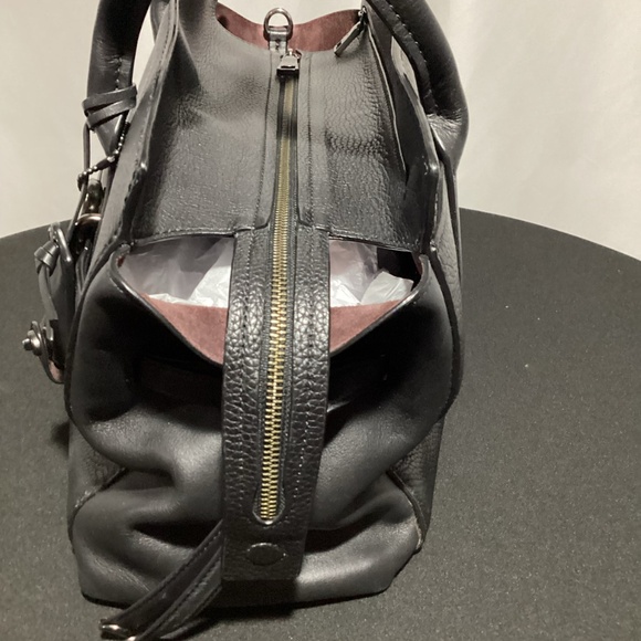 Elegant Black Leather Handbag - Picture 8 of 15